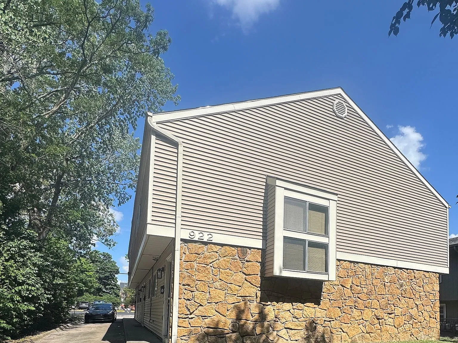 3 bed, 1100 sqft, $1,800 — Photo 1