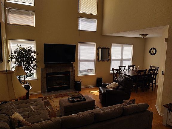 Open, bright living/dining