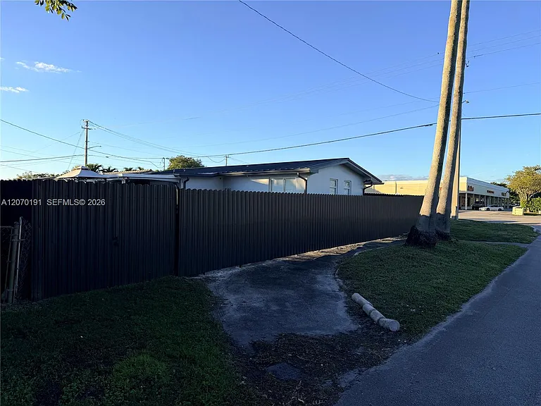 8100 Taft St — Photo 3