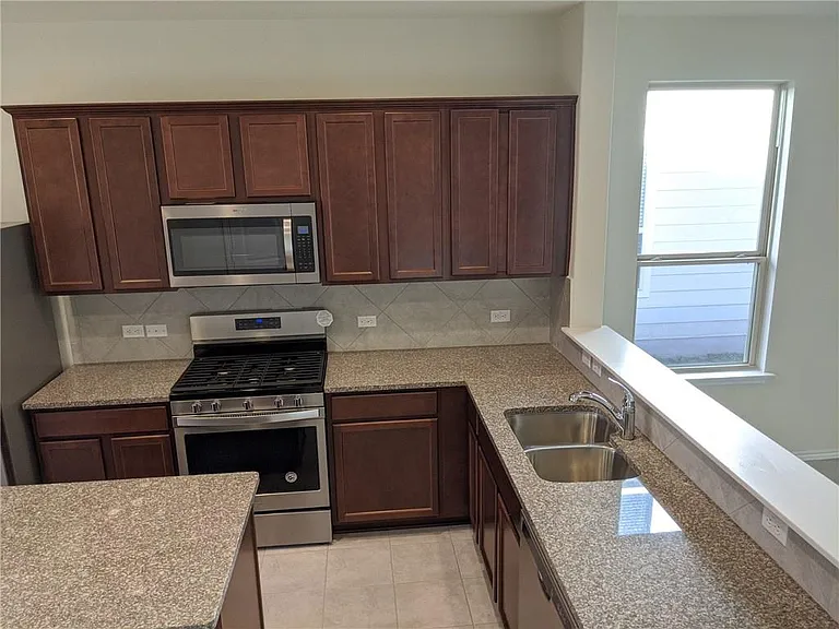 1013 Cliffbrake Way — Photo 3