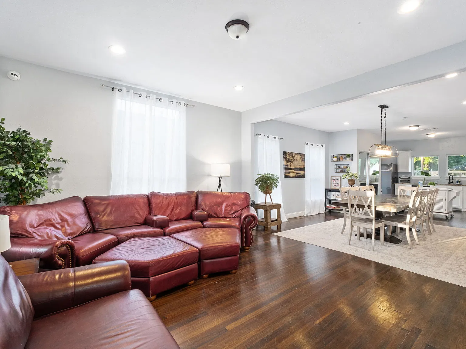5 bed, 2520 sqft, $4,400 — Photo 4