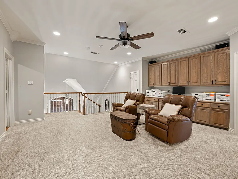208 Highpoint Cir — Photo 40
