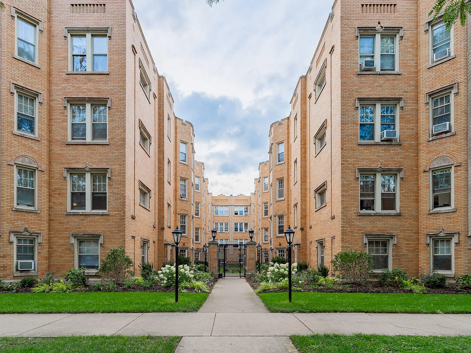 4328-36 N. Hermitage — Photo 1