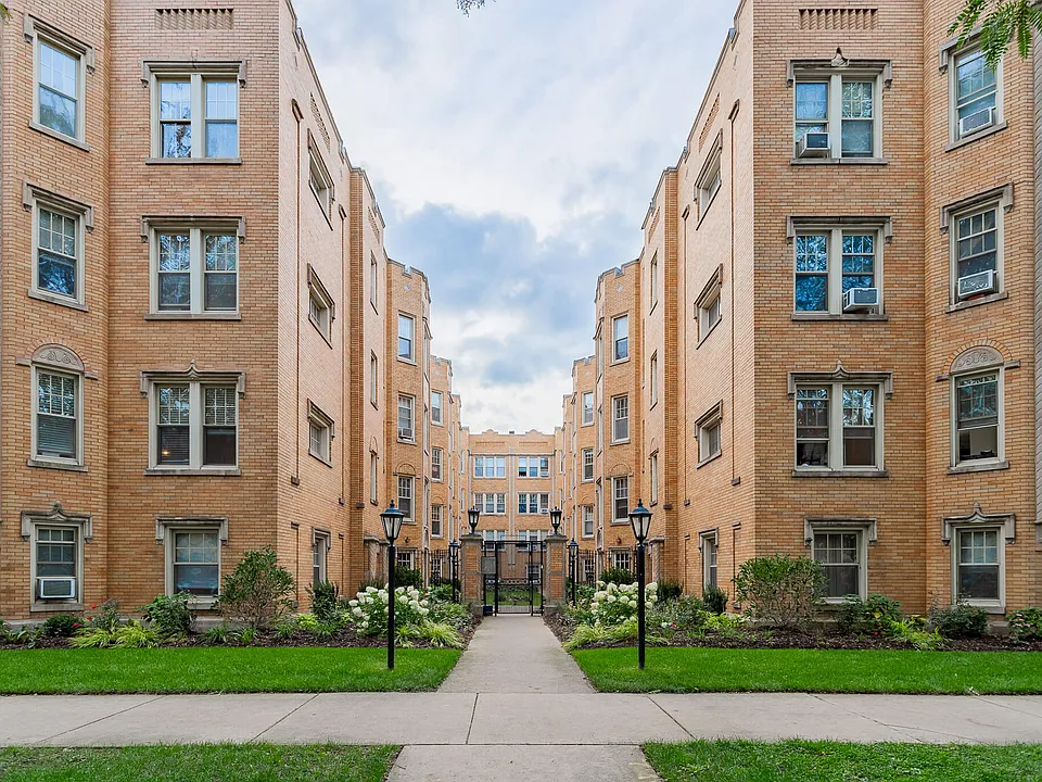 4328-36 N. Hermitage