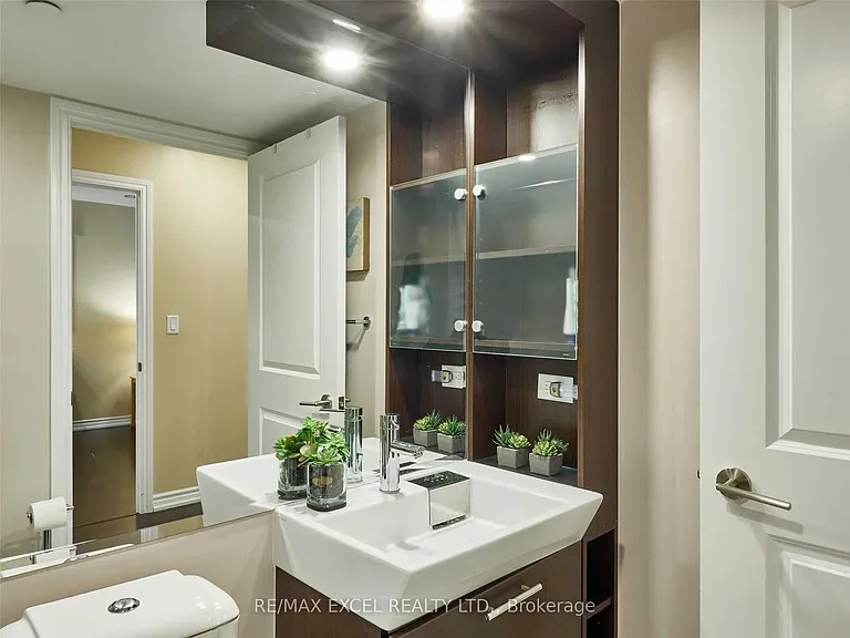 386 Yonge St #503 — Photo 23