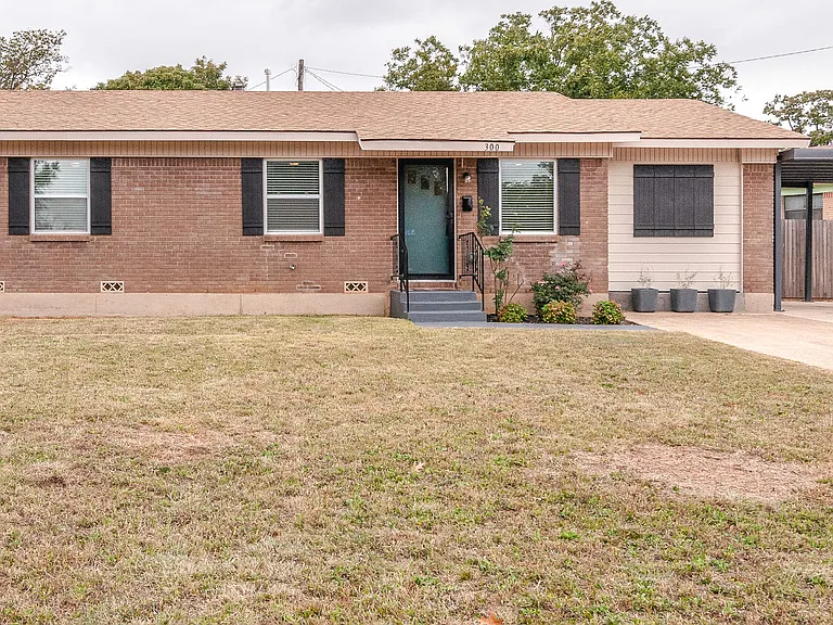 300 Ridgecrest Dr — Photo 2