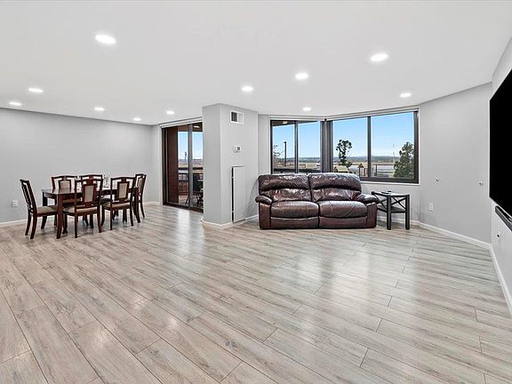 5th image of 212 Harmon Cove Tower #212