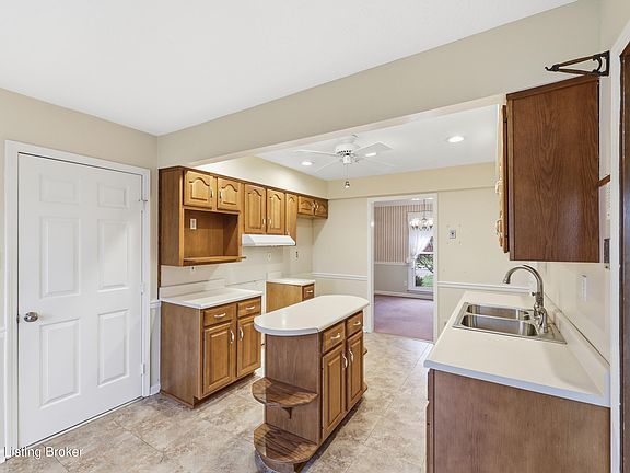 5th image of 628 Gina Dr