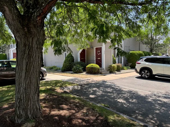 220 Nassau Dr #220, Springfield, MA 01129