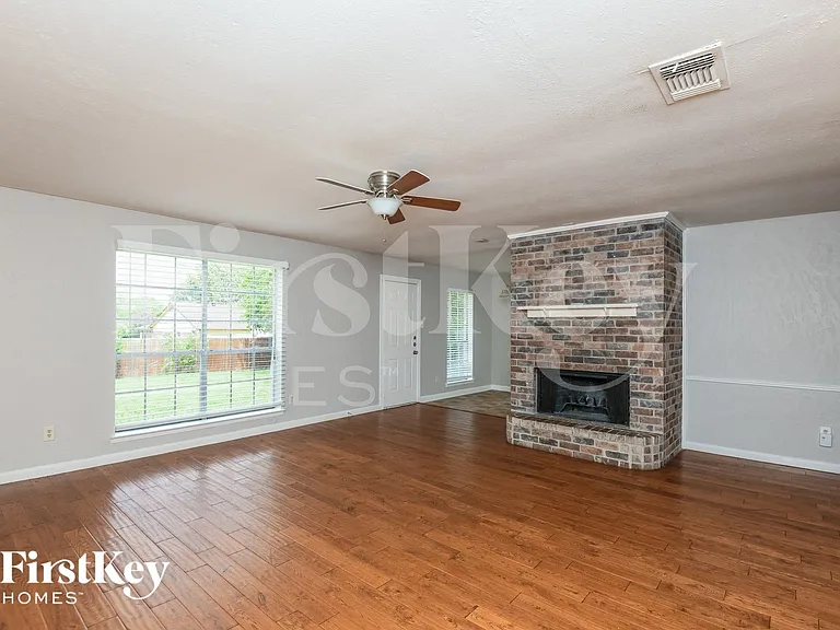4912 Sandalwood Ln — Photo 3