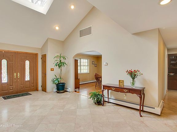5th image of 10 Chelmsford Dr