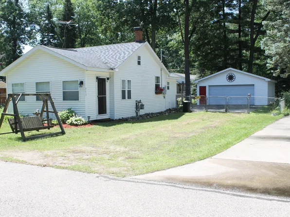 313 Beverly Dr, Prudenville, MI 48651