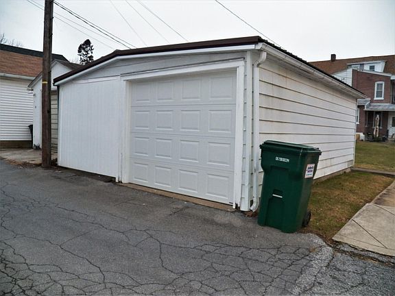 3rd image of 132 E Washington St