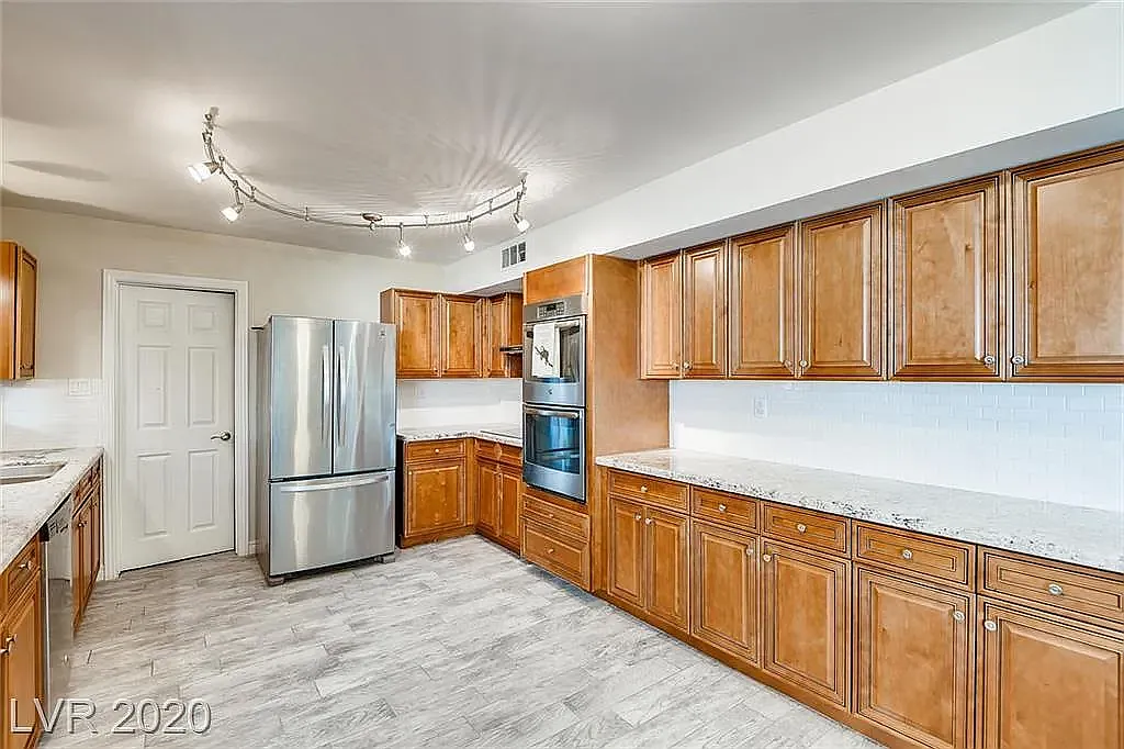 6 bed, 3314 sqft, $1,500 — Photo 4