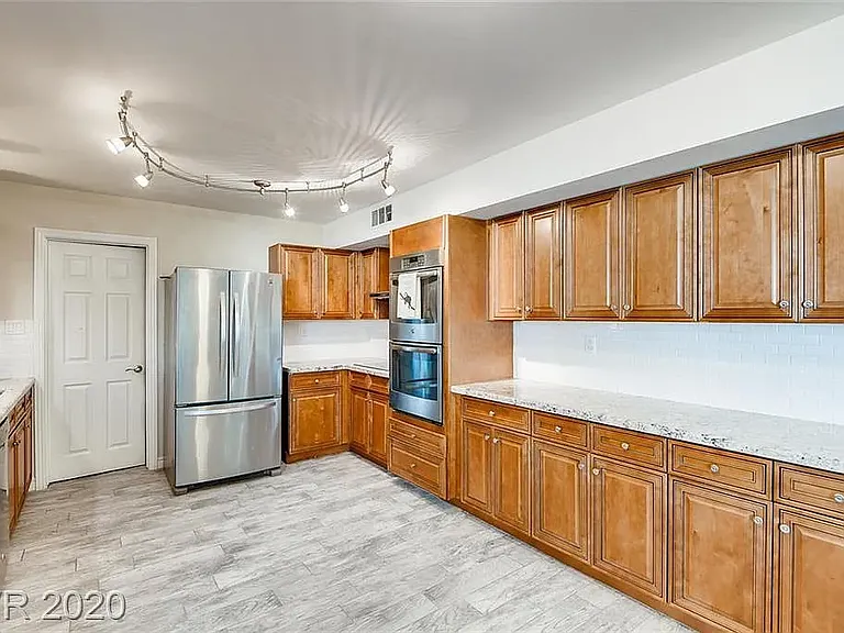 605 E Fairway Rd — Photo 4