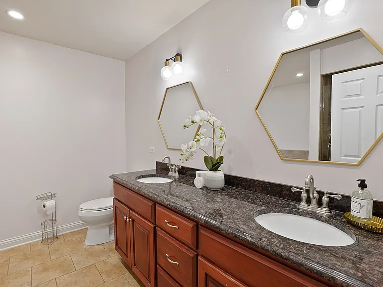 8814 Northcote Ave — Photo 16