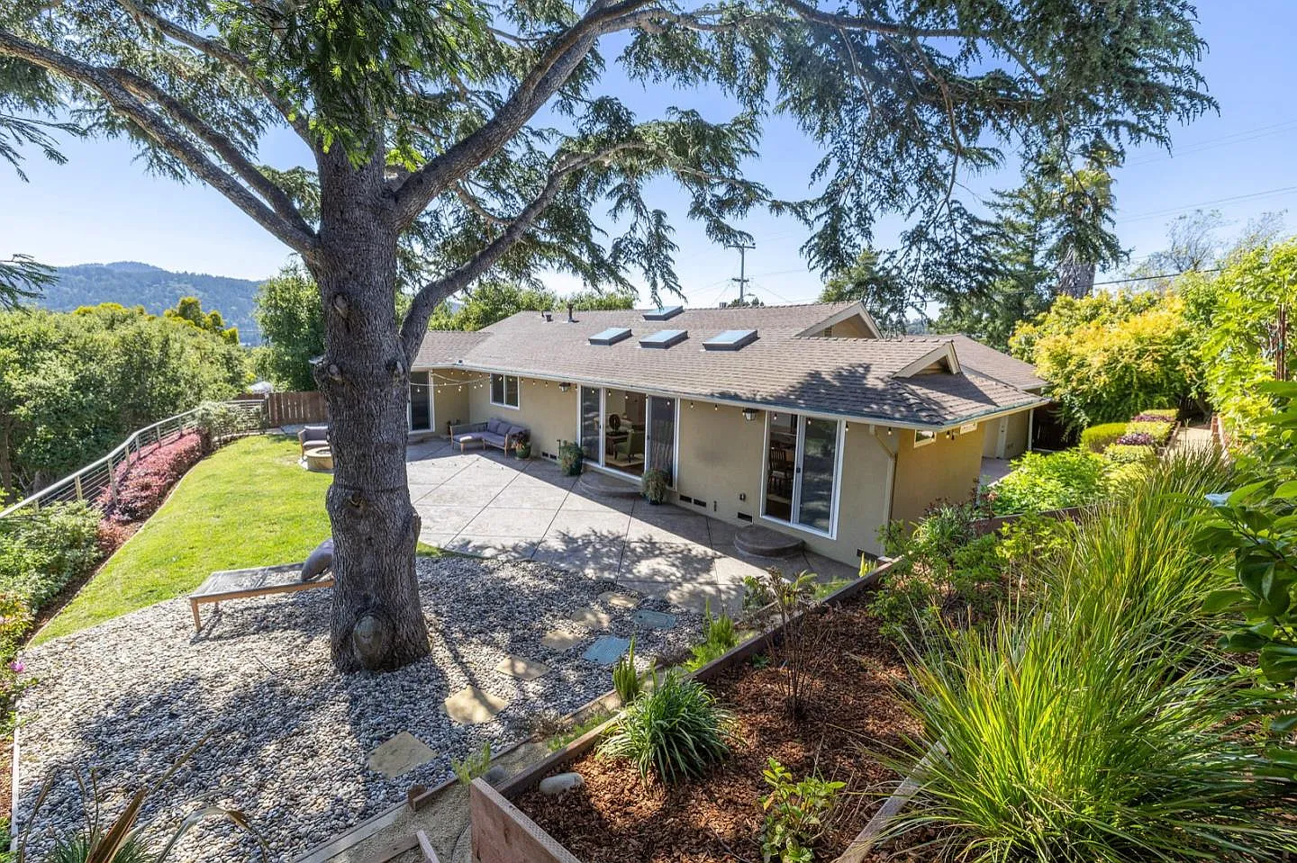 139 Lakeshore Dr photo 1