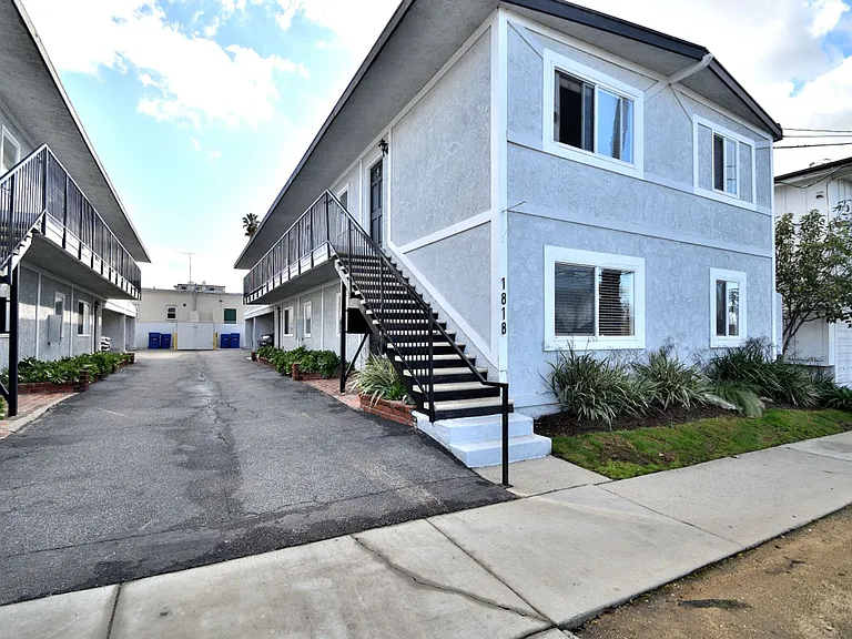 j1818 — Photo 1