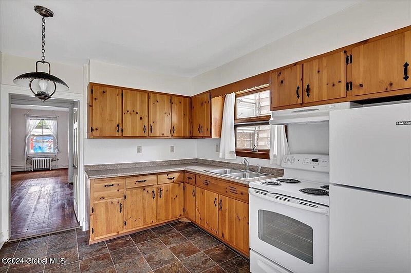 4th image of 614 3rd Avenue