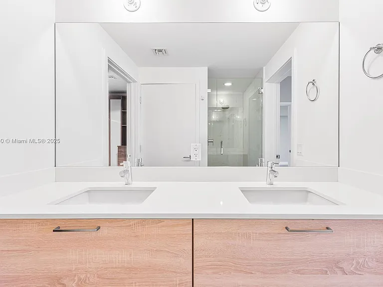 16385 Biscayne Blvd #404 — Photo 7