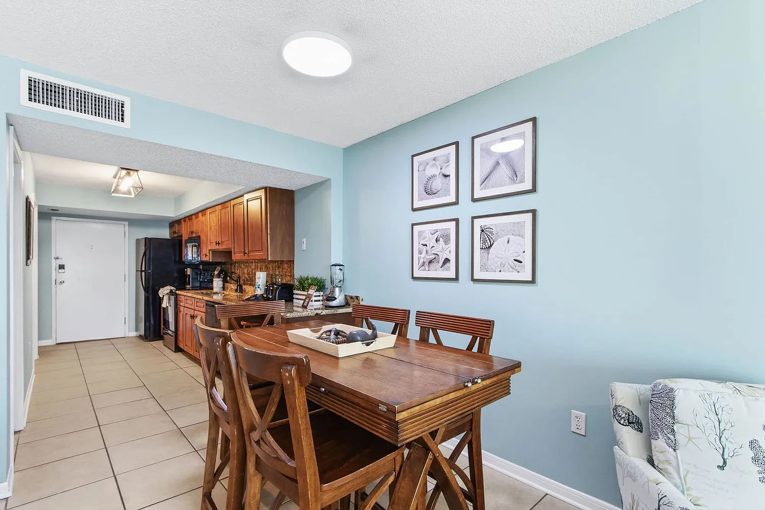 2 bed, 2.0 bath, 947 sqft, $3,056 — Photo 2