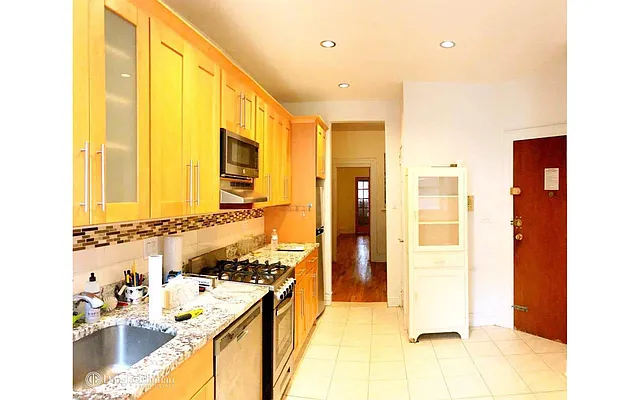 Rented by Douglas Elliman | media 35