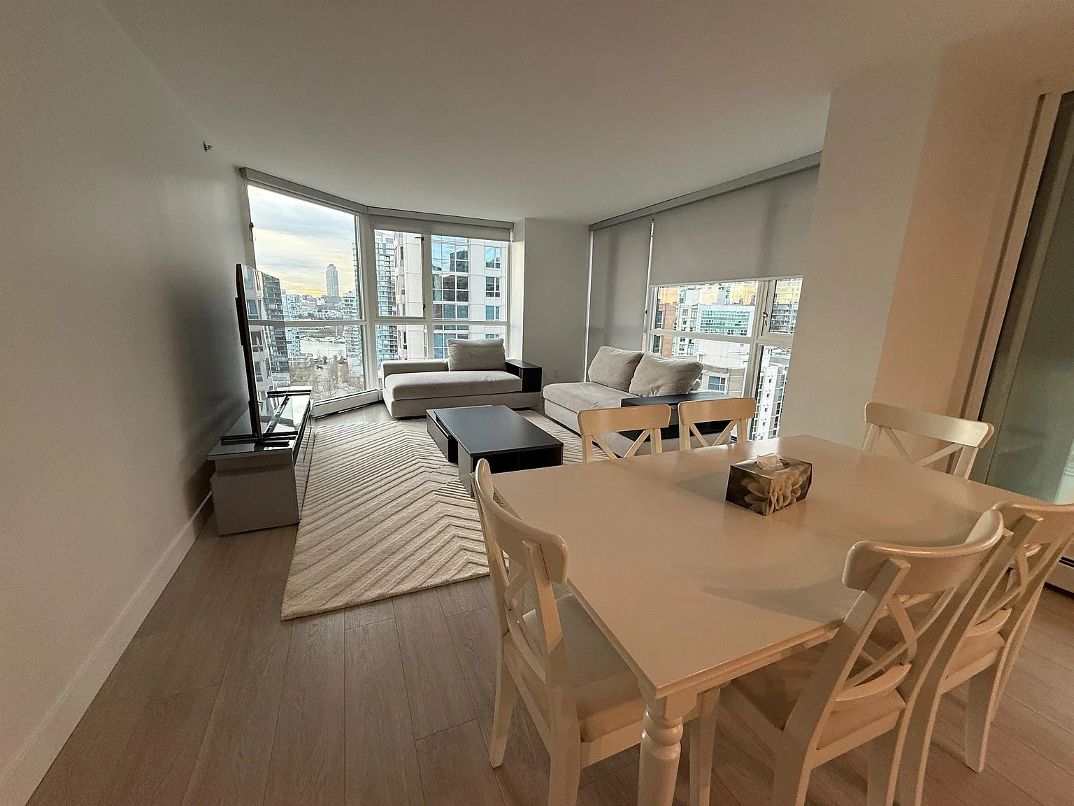3 bed, 1209 sqft, $5,200 — Photo 3