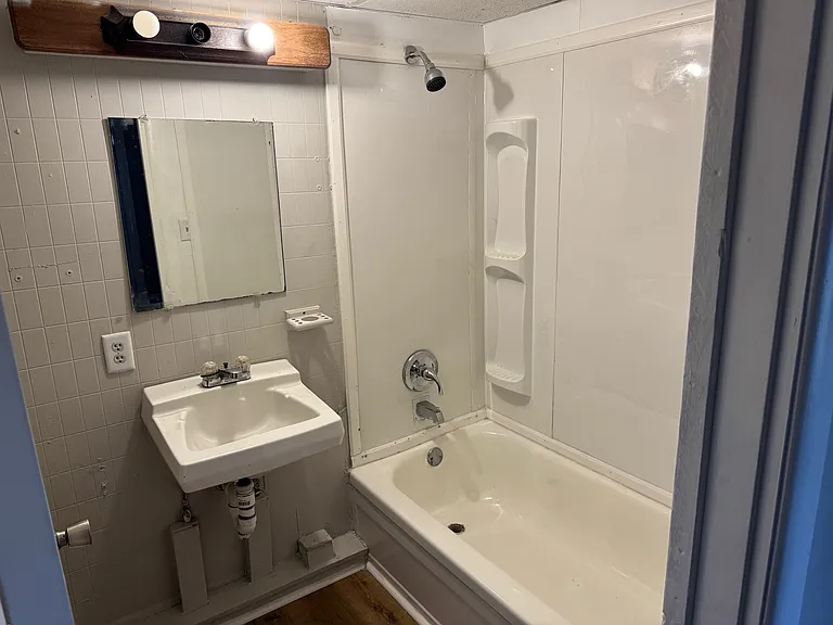 410 Bowen Ave — Photo 2