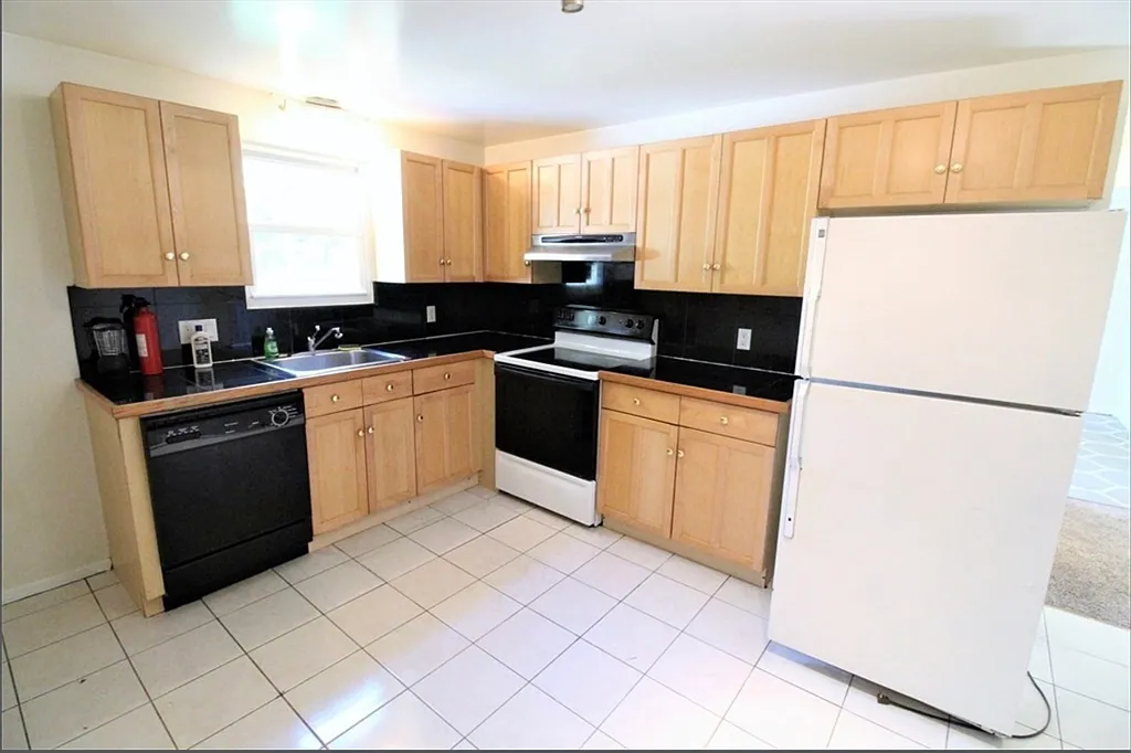 3 bed, 1.5 bath, 1350 sqft, $3,310 — Photo 2