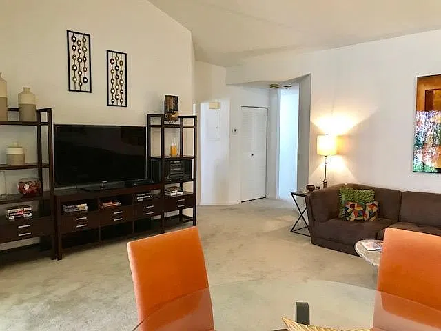 2 bed, 2.0 bath, 1126 sqft, $3,650 — Photo 4