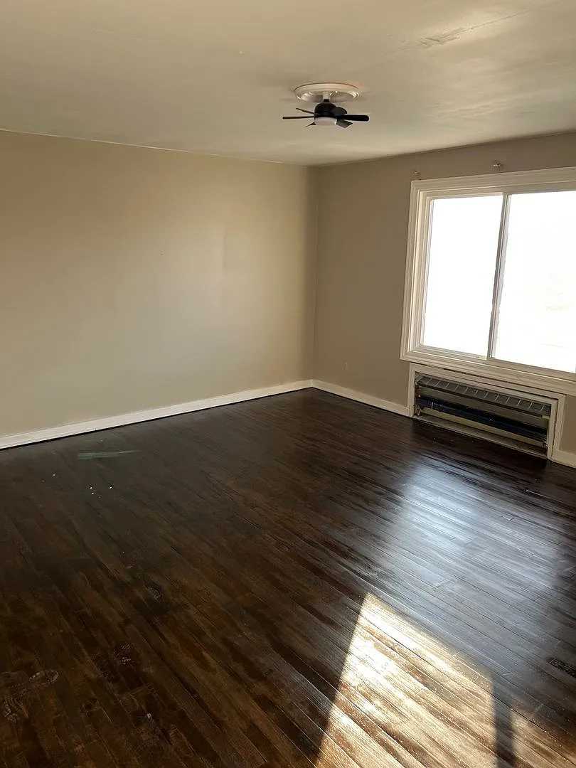 Cozy 2BR 2nd Floor Apartment in Warren — Photo 4