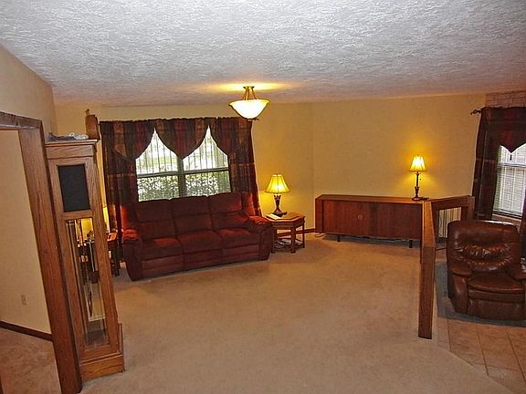  Open Family Room With Plenty Of Room For Sectionals * Invite Friends & Family To Share Game Night