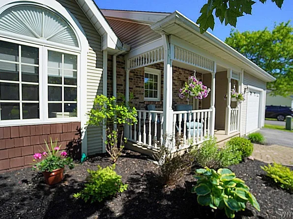 10 Sweet Bay Ln, Williamsville, NY 14221