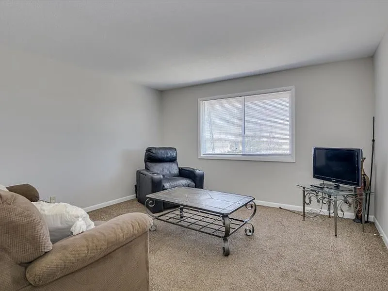 2 bed, 950 sqft, $1,300 — Photo 2