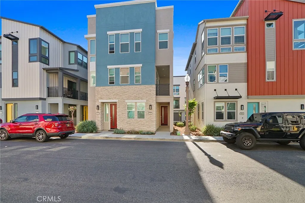 2 bed, 2.5 bath, 1320 sqft, $4,000 — Photo 2