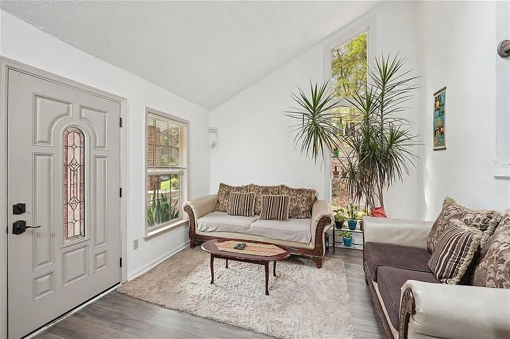 3 bed, 1300 sqft, $2,650 — Photo 4