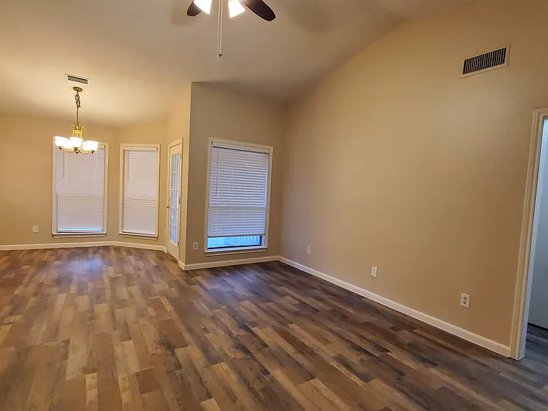 8440 Willow Creek Dr — Photo 6