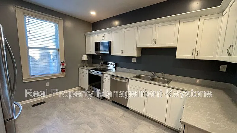 4 bed, 1.5 bath, 1814 sqft, $2,190 — Photo 3