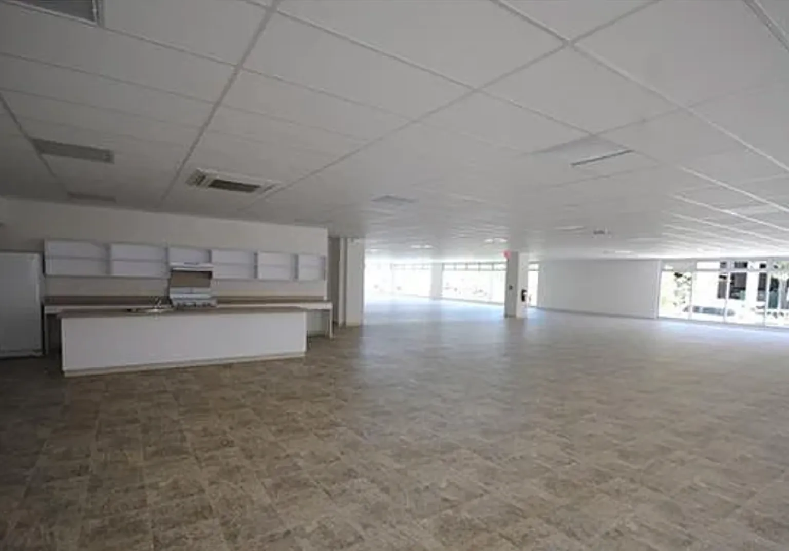 Studio with assigned parking in the heart of vibrant Kakaako! — Photo 4