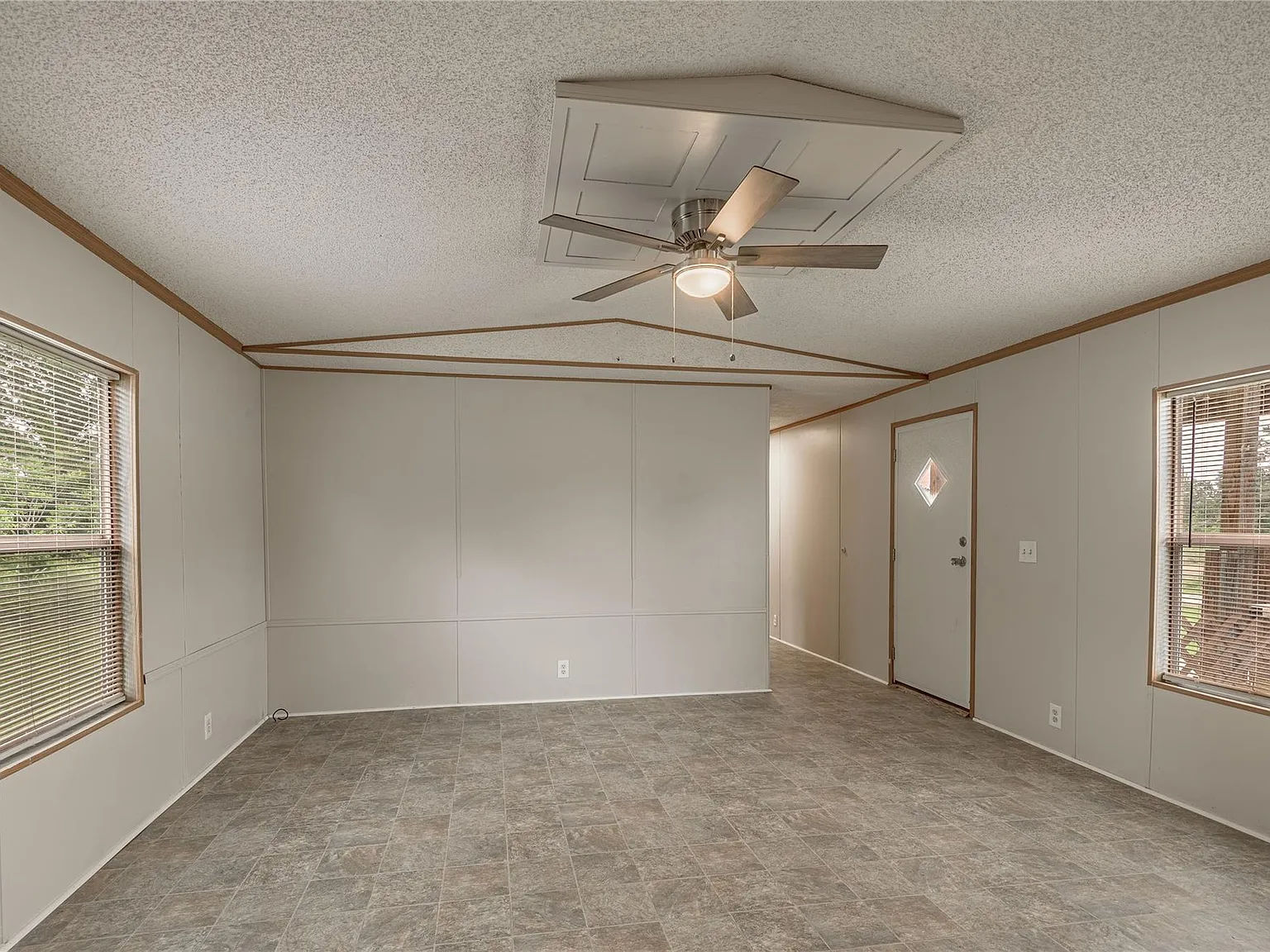 3 bed, 2.0 bath, 1216 sqft, $950 — Photo 3