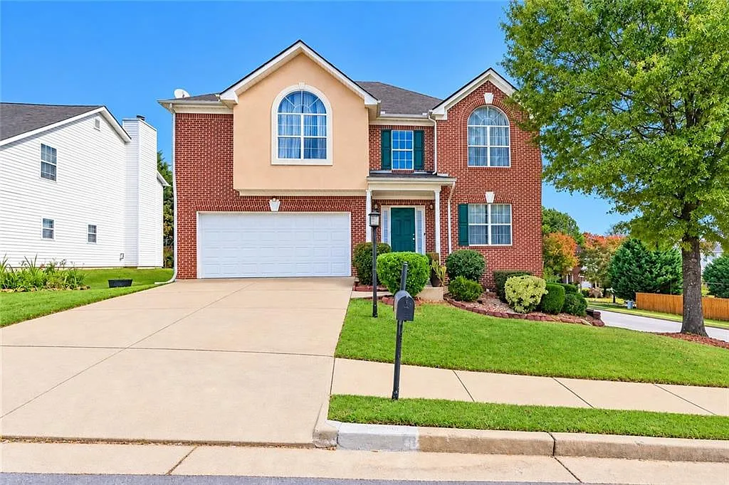 4 bed, 2.5 bath, 2796 sqft, $2,500 — Photo 1