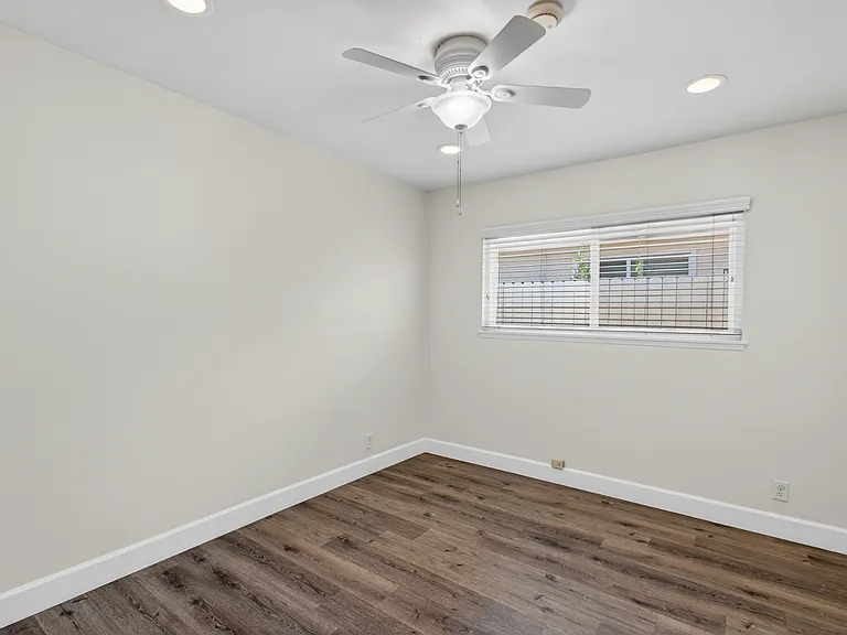 2940 Charles Ave — Photo 28