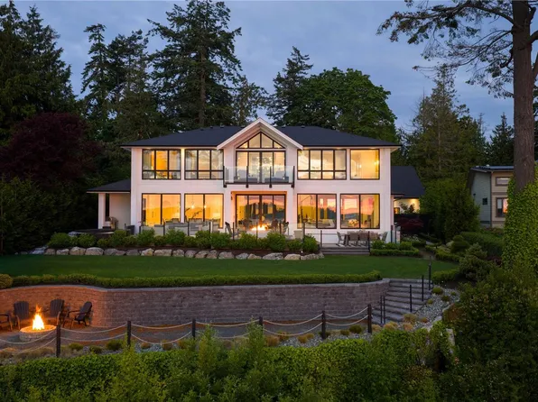 8425 Lochside Dr, Central Saanich, BC V8M 1T9