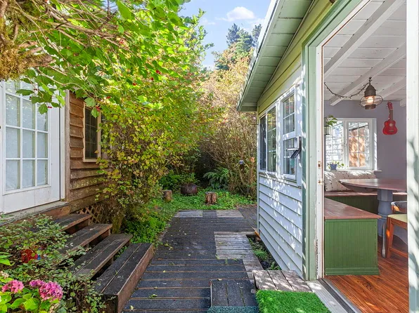 100 NE California St, Yachats, OR 97498