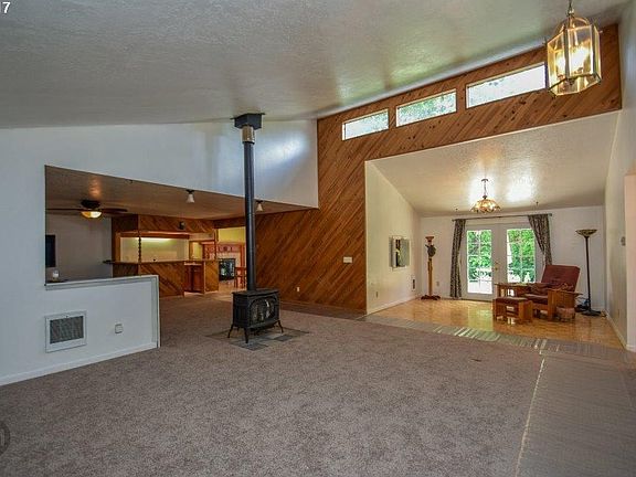 5th image of 1391 NE 10th Ave