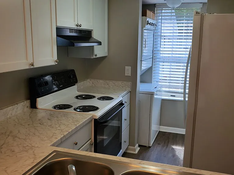 18 Somerset Pkwy — Photo 2