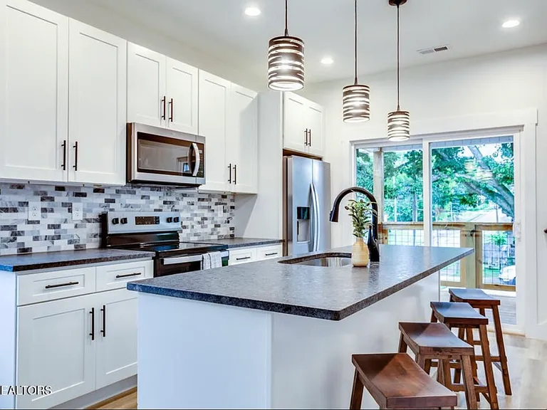 307 Woodland Ave E — Photo 8