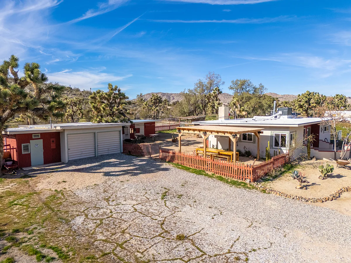 Building Photo - 7820 Valley Vista Ave