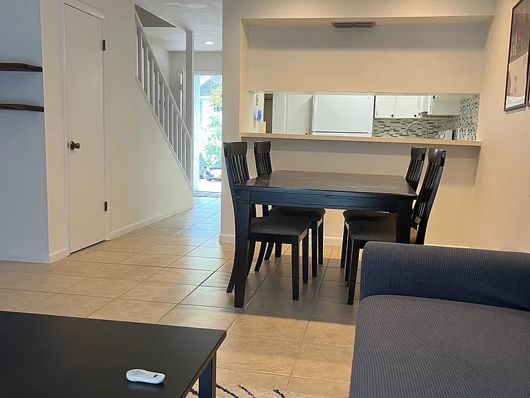 1432 SW 25th Pl — Photo 2
