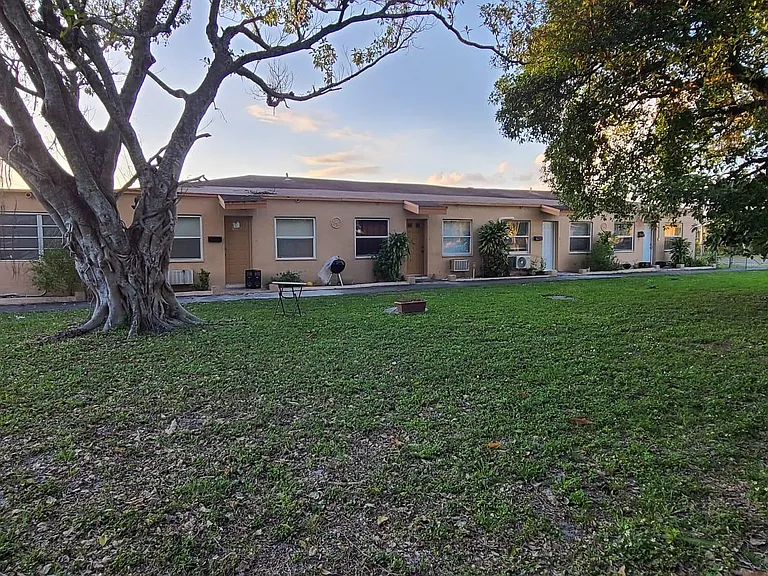 237 SW 13th St — Photo 22